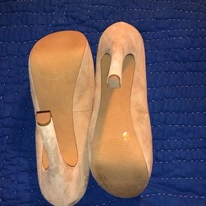 Jessica Simpson/nude suede pump